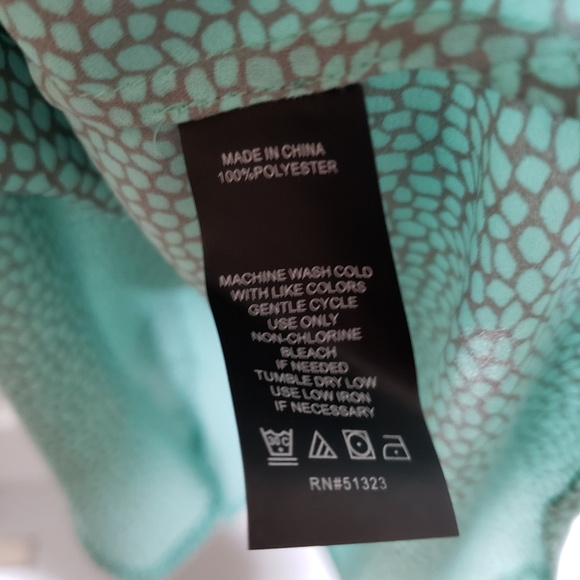 Vince Camuto Mint Printed V-Neck Sleeveless Top - Picture 10 of 10